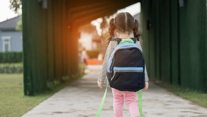 Penyebab Anak Kecil Melihat Objek Kepalanya Suka Dimiringin