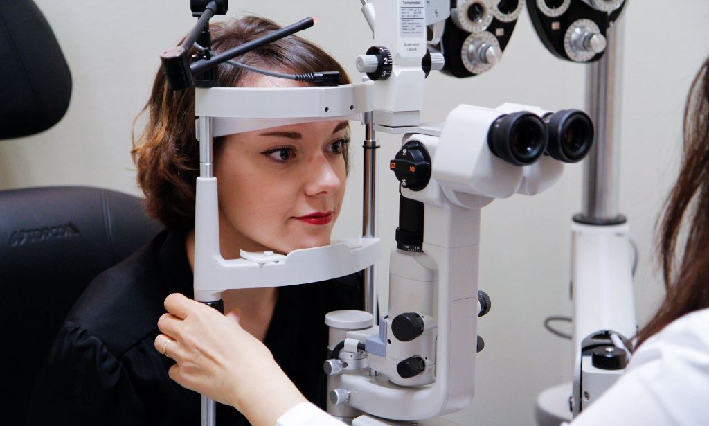 Solusi Mata Minus dengan Terapi Mata Minus Menggunakan Lensa Ortho-K