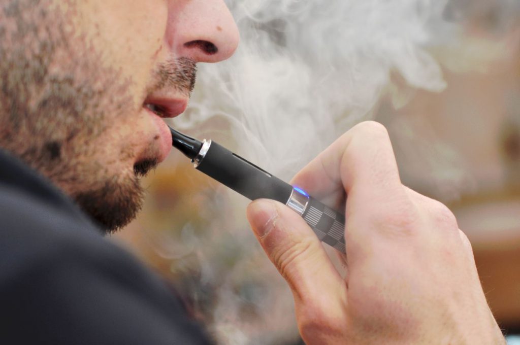 Benarkah Rokok dan Vape Bisa Merusak Penglihatan Anda?