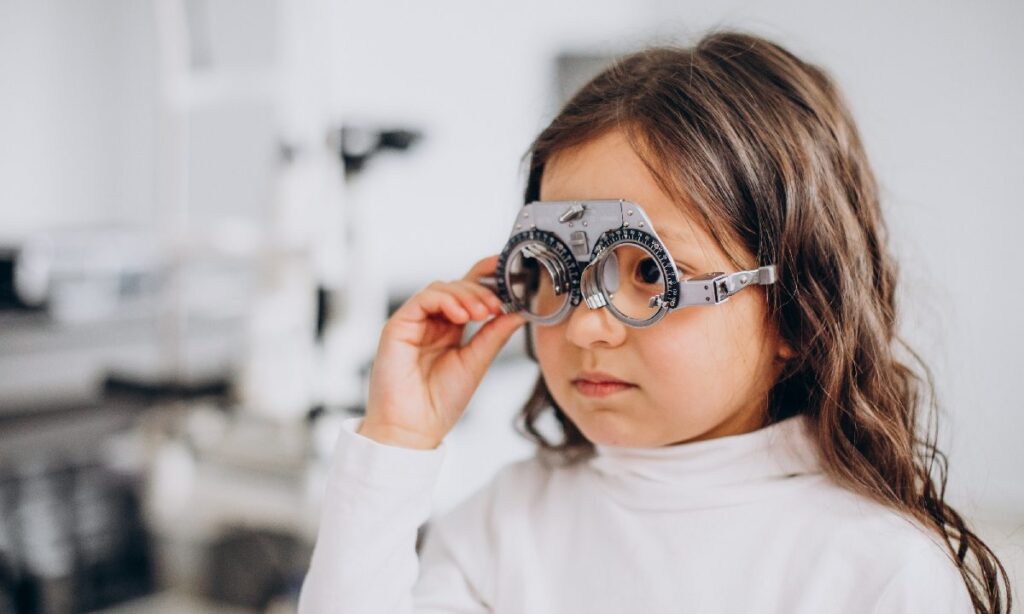 Mengembangkan Kemandirian Anak dengan Low Vision Melalui Rutinitas Sehari-Hari