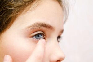 Jangan Asal Pilih! Ini 7 Kesalahan Fatal Saat Pakai Softlens untuk Mata Minus