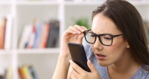 Lihat Layar HP Sambil Pakai Kacamata, Apakah Aman Atau Tidak?