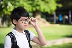 Mengapa Anak Zaman Sekarang Lebih Cepat Pakai Kacamata dan Mengalami Mata Minus?