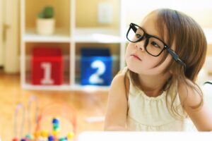 6 Tips Ampuh Membuat Anak Semangat Memakai Kacamata Baru Mereka
