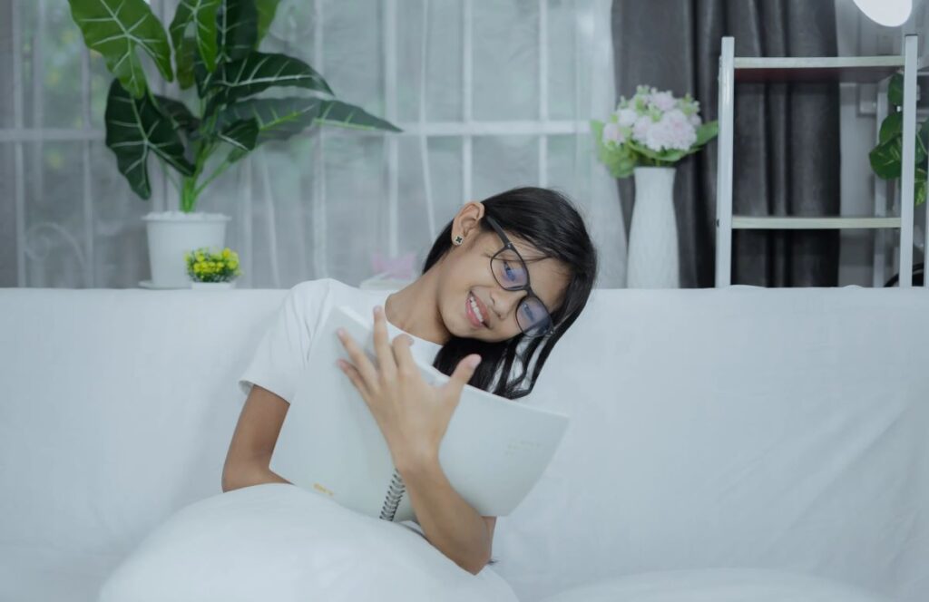 Anak Malu Pakai Kacamata? Ini 10 Cara Jitu Bikin Si Kecil Percaya Diri & Rajin Pakai Kacamata!