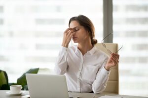 Waspada Kelelahan Mata! Ini 5 Tips Jitu Supaya Mata Segar dan Bebas Sakit Kepala Saat Membaca
