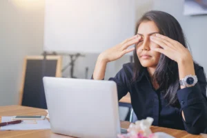 Mengapa Mata Sangat Cepat Lelah Saat Berhadapan dengan HP, Komputer, dan Laptop?