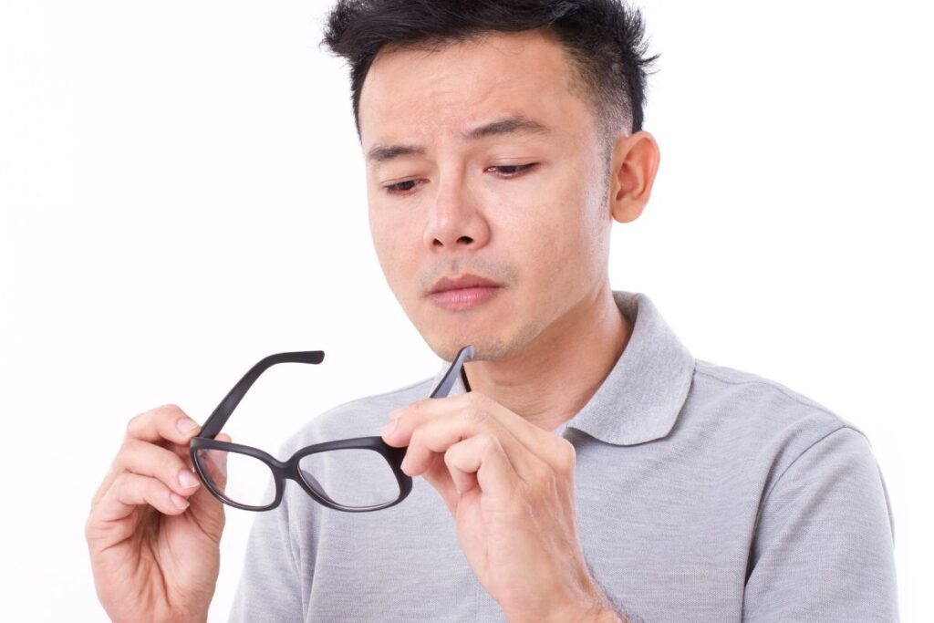 Apa yang Akan Terjadi Ketika Tidak Menggunakan Kacamata Ketika Mengalami Mata Minus?