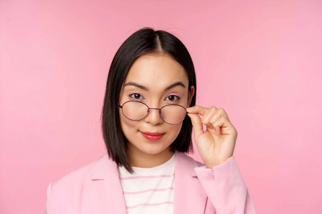 Makeup Cerdas untuk Pengguna Kacamata: Rahasia Tampil Memukau Sekaligus Menjaga Kesehatan Mata