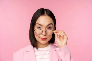 Makeup Cerdas untuk Pengguna Kacamata: Rahasia Tampil Memukau Sekaligus Menjaga Kesehatan Mata
