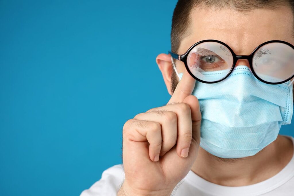 Agar Kacamata Tidak Berembun Saat Memakai Masker, Begini Triknya!