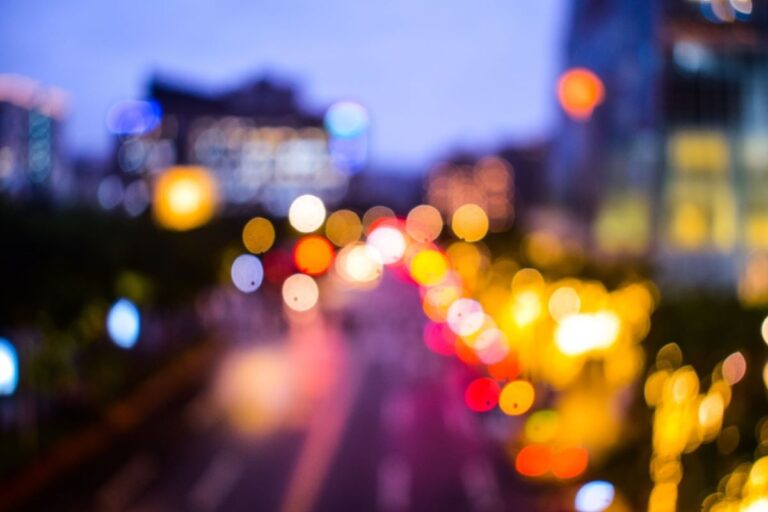 Bagaimana Tanda Penglihatan Seseorang yang Mengalami Mata Silinder (Astigmatisme)?