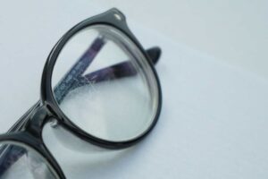 Faktor Penyebab Umum Kerusakan Lensa Kacamata dan Cara Mencegahnya!