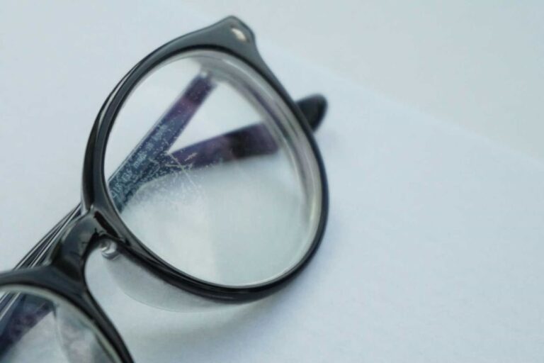 Faktor Penyebab Umum Kerusakan Lensa Kacamata dan Cara Mencegahnya!