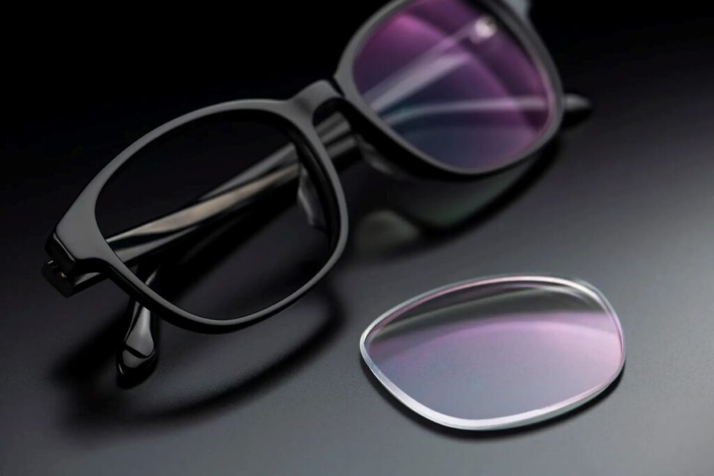 Lensa Tipis vs Lensa Standar: Mana yang Paling Cocok untuk Kacamata Anda?