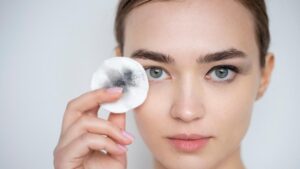 Mengapa Membersihkan Makeup Mata dengan Air Saja Tidak Cukup?