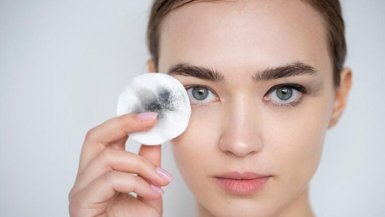 Mengapa Membersihkan Makeup Mata dengan Air Saja Tidak Cukup?