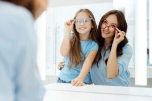 Kacamata Bukan Musuh Mata: Cara Jelaskan dan Mendukung Manfaat Kacamata pada Anak