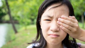 Tanda Peringatan Penglihatan Anak Buram Mendadak: Mengenali Gejala dan Penanganan Awal