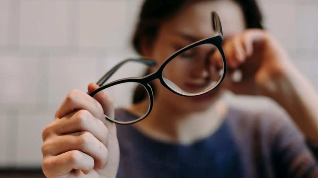 Banyak yang Tidak Sadar, Kacamata Minus yang Lebih Tinggi Bisa Ganggu Fokus