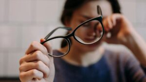 Banyak yang Tidak Sadar, Kacamata Minus yang Lebih Tinggi Bisa Ganggu Fokus