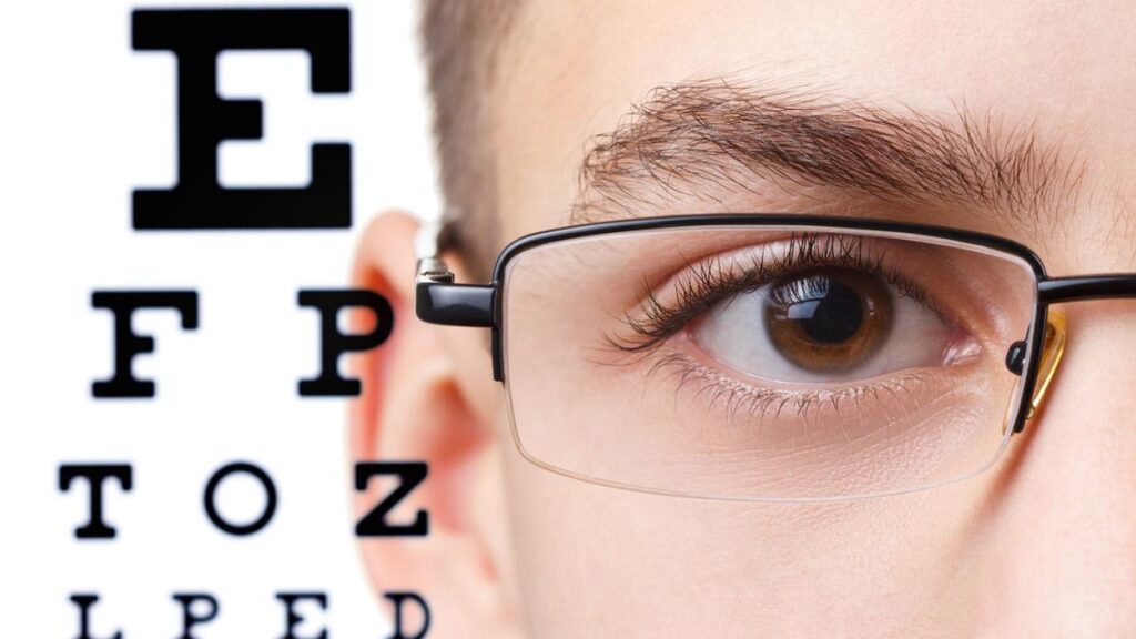 Bukan Sekadar Kacamata: Cara Lensa Stellest Membantu Menghambat Miopia Anak