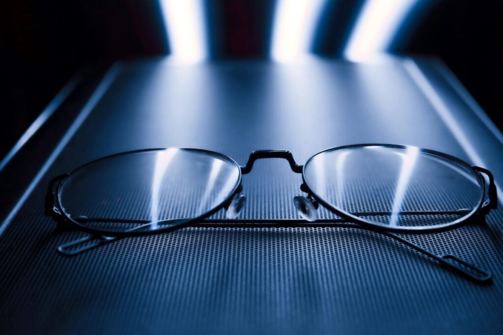 Memahami Perbedaan Kacamata Optik, Baca, dan Filter Cahaya Biru