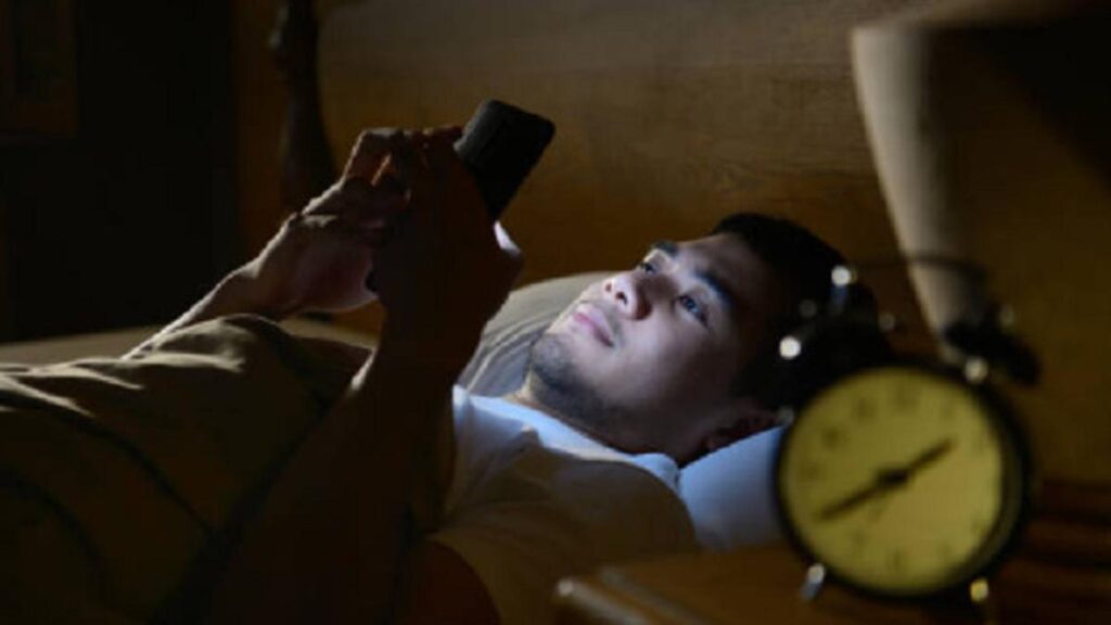 Sering Main HP di Tempat Tidur? Waspadai Dampaknya pada Retina Mata