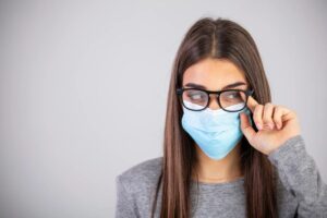 Tanpa Disadari, Ini 6 Tanda Anda Sebenarnya Sudah Butuh Kacamata