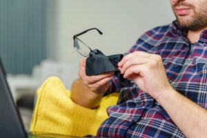 Lensa Kacamata Cepat Tergores? Ini Kesalahan Sepele yang Sering Tak Disadari