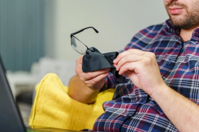 Lensa Kacamata Cepat Tergores? Ini Kesalahan Sepele yang Sering Tak Disadari