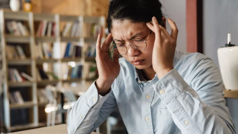 Pusing Pakai Kacamata Minus Baru? Ternyata Ini Penyebab Sebenarnya