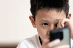 Rabun Jauh Tidak Bisa Sembuh? Ini Cara Cerdas Mengontrol Miopia Sejak Dini