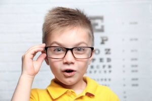 Tips Mendampingi Anak Saat Jalani Pemeriksaan Mata!