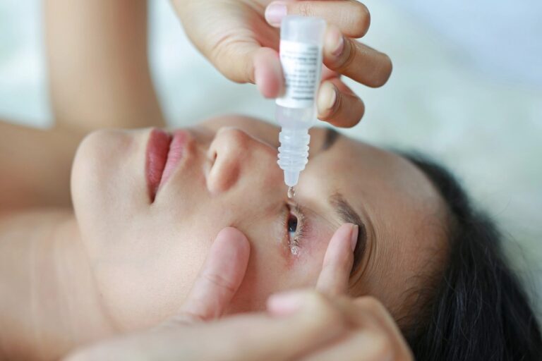 Benarkah Obat Tetes Mata Bisa Mengurangi Mata Minus? Simak Faktanya