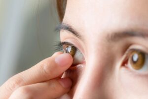 Terlupa Melepas Softlens Sebelum Tidur? Kenali Dampaknya pada Kornea Mata