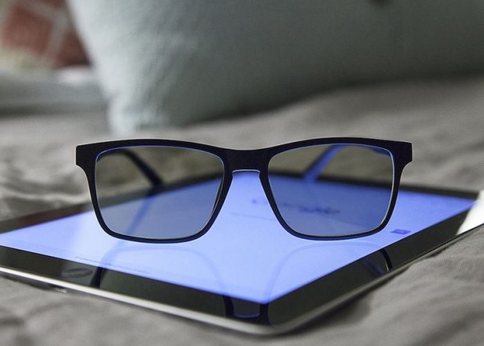 0011028_how-can-protect-eyes-from-blue-light-by-photochromic-lenses